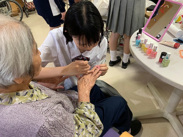 高齢者施設でボランティア 鹿児島城西高等学校ヘアーデザイン科トータルエステティック科普通科社会福祉科ホテル観光科調理科